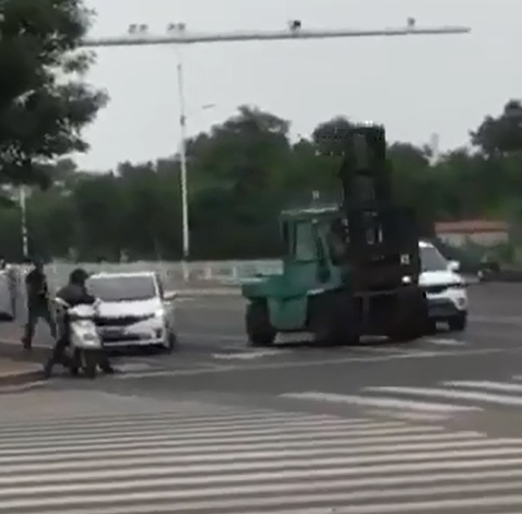 山东叉车事件司机发疯视频！！心痛